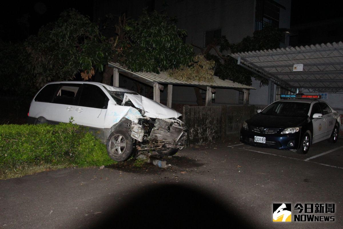 ▲斗南警分局四維所，昨晚遭飛來橫禍，圍牆被劉姓駕駛酒駕的自小客車衝撞而一片狼籍。（圖／記者簡勇鵬拍攝,2020.07.11）