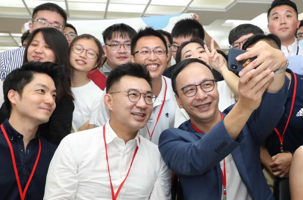 ▲朱立倫、江啟臣11日共同出席「日知學塾」結業式活動。( 圖 / 朱立倫辦公室提供 )