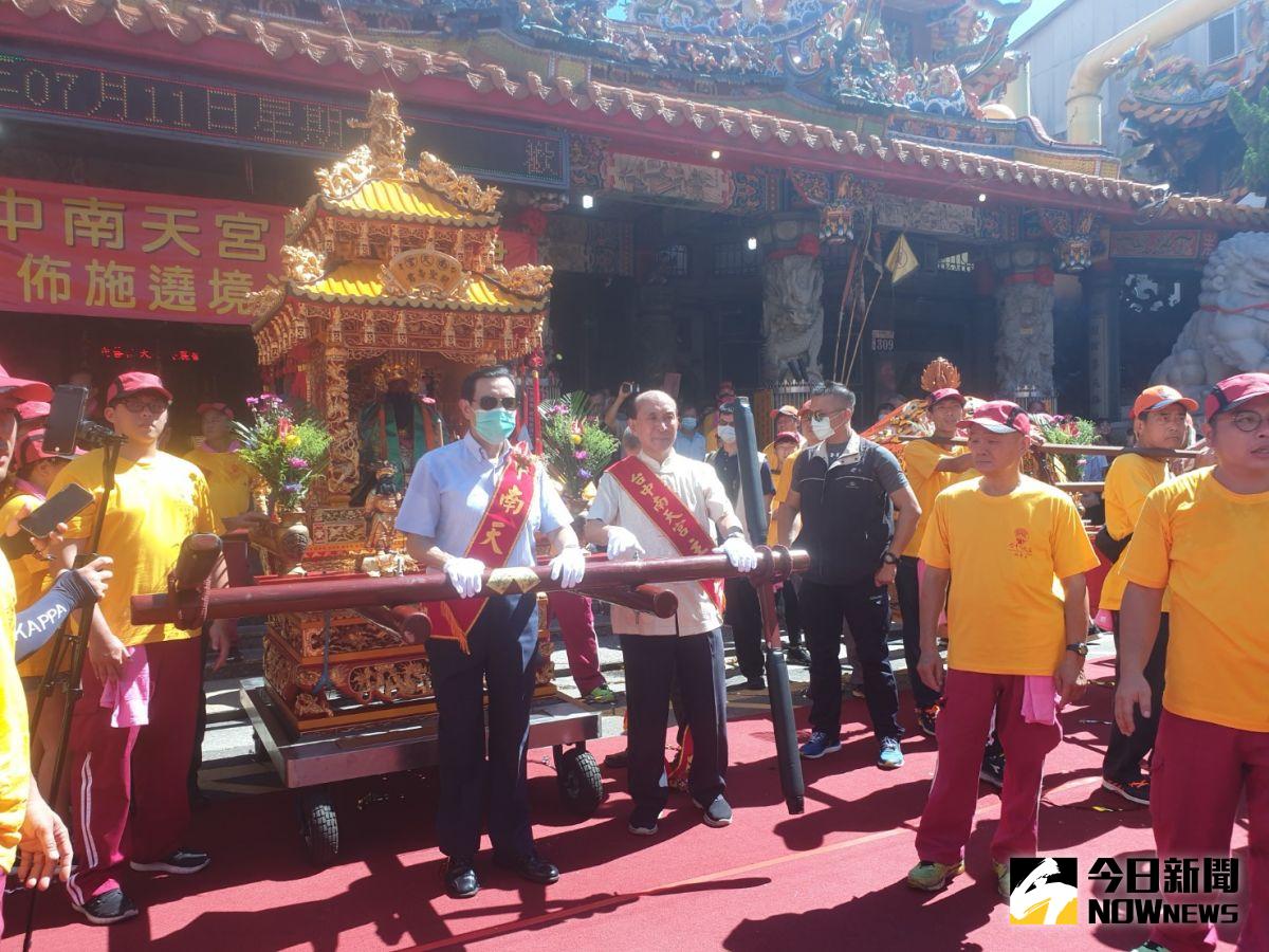 ▲前總統馬英九與南天宮主委吳光雄，今天聯袂為關聖帝君扶轎起駕。（圖／金武鳳攝，2020.7.11)