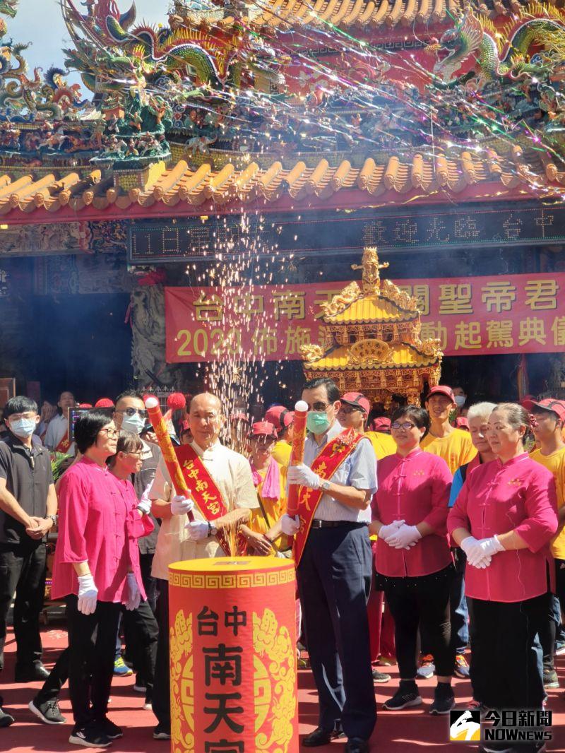 ▲前總統馬英九與吳光雄主委聯袂點燃起馬炮後,關聖帝君遶境祈福正式起駕。(圖/金武鳳攝,2020.7.11)