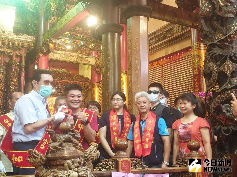 ▲藝人馬國畢參加南天宮遶境活動,答對馬英九的有獎頭答關公本名題目,獲得馬前總統致贈小禮物開心不已。(圖/金武鳳攝,2020.7.11)