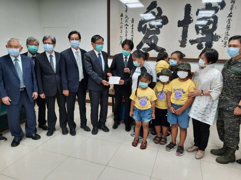 ▲副總統賴清德與臺北大學校友總會理事長林錫埼、立委劉世芳等人到國軍高雄總醫院左營分院探視中士阿瑪勒的家屬。(圖\民眾提供)