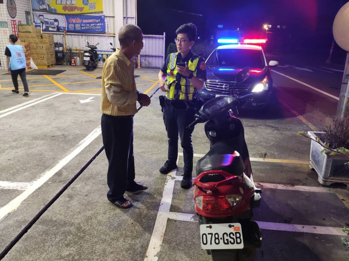 ▲紀姓老翁為了追白沙媽鑾轎，搞錯方向騎到150公里外的平鎮，體力幾乎耗盡才被平鎮警方尋獲。（圖／平鎮分局提供）