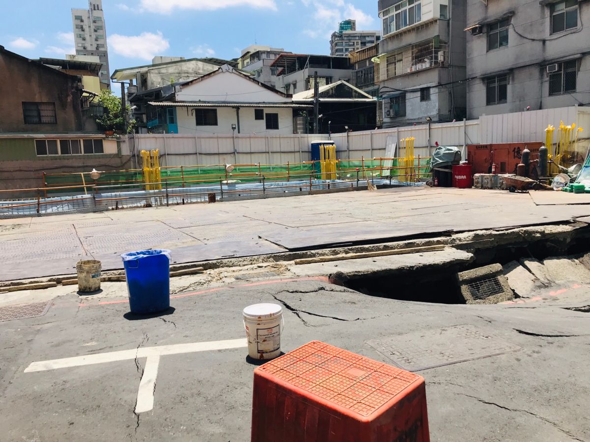 ▲新北永和區文化路113巷30號對面一處工地，疑似施工不慎，挖破瓦斯管線，造成瓦斯外漏，消防局獲報後，已佈水線防護及加強通風，並疏散住戶。（圖/新北市政府消防局提供）