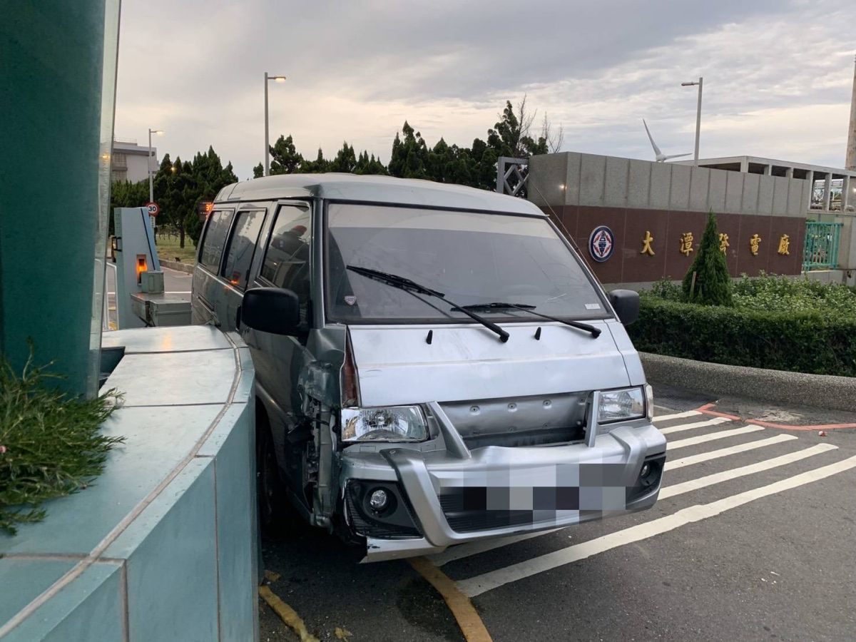 ▲大潭電廠發生死亡車禍意外，工程車迴轉後暴衝撞上2名保全員，造成1死1傷。（圖／大園分局提供）