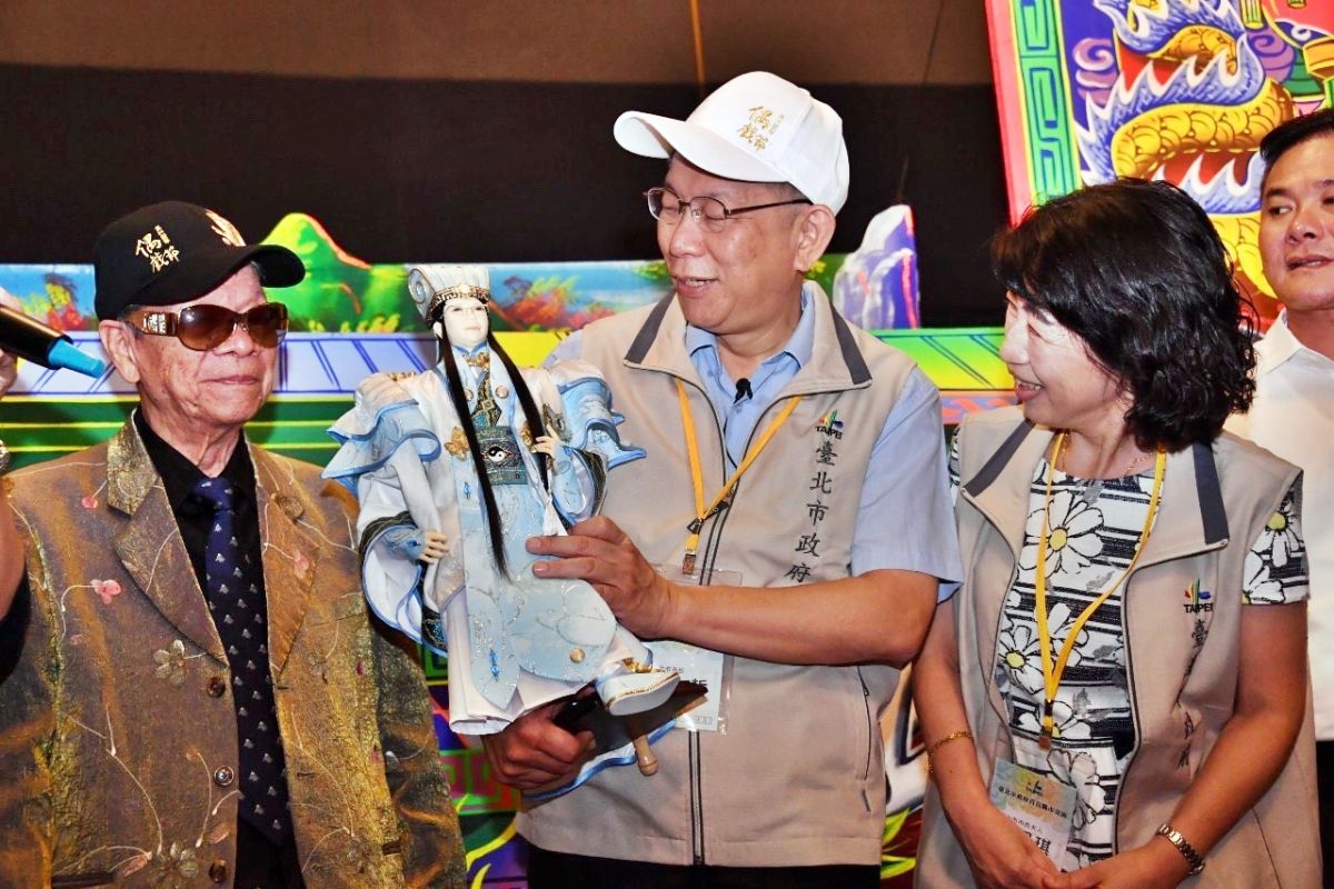 ▲國寶級布袋戲大師黃俊雄 (左)、台北市長柯文哲 (中)、夫人陳佩琪 (右)。( 圖 / 台北市政府提供 )