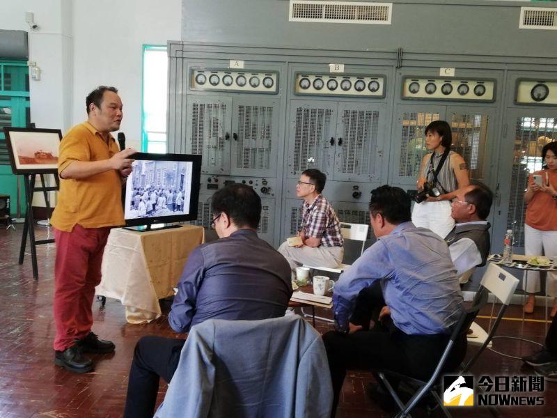 ▲中正大學傳播系教授管中祥開展記者會中進行照片解說。(圖/記者邱嘉琪攝,2020.07.11)