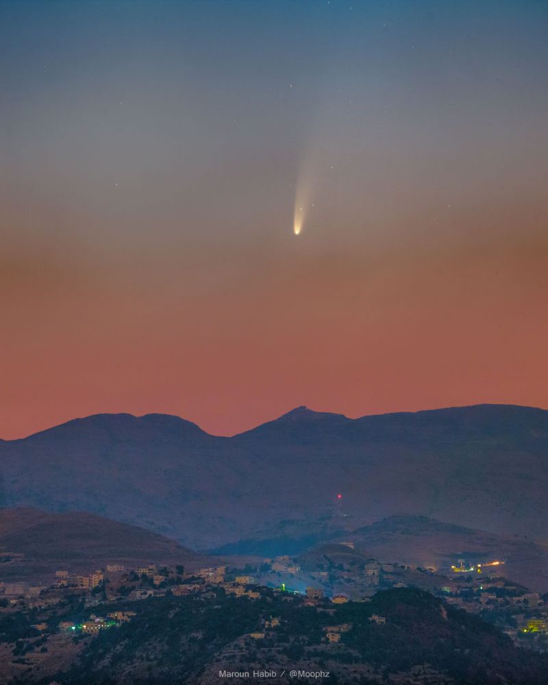 ▲7月抬頭看天空，23年來北半球所見最亮的彗星NEOWISE不容錯過。圖為7月7日黎明之前，在黎巴嫩上空拍攝到的NEOWISE彗星。（圖／NASA）