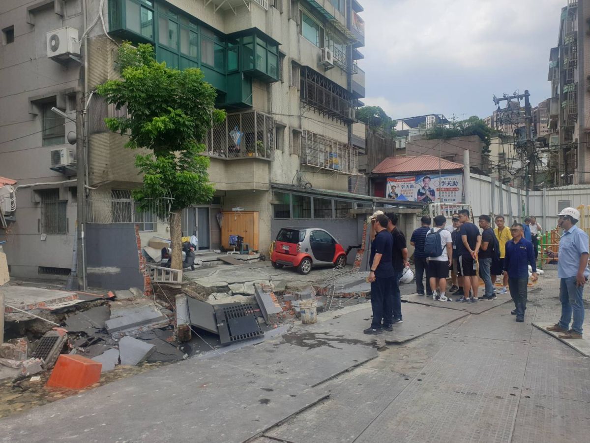 ▲新北市永和一處工地發生路面塌陷，新北市政府緊急實施預防性撤離。（圖／新北市消防局提供）