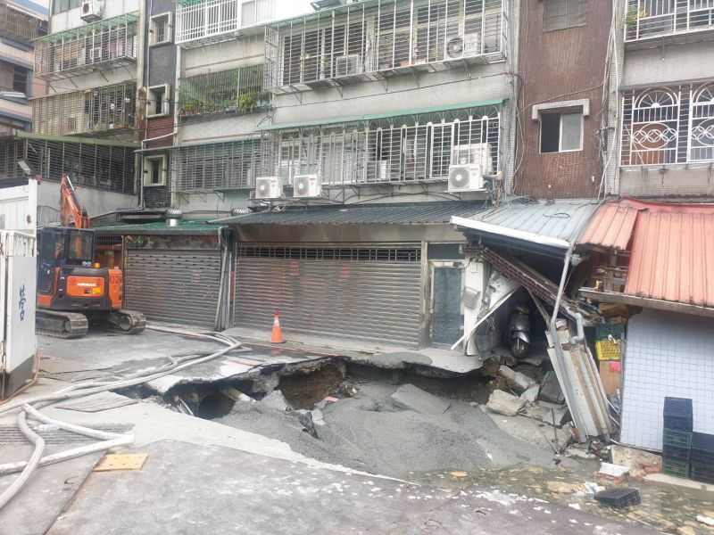 ▲工地塌陷造成部分民宅傾斜。(圖/新北市消防局提供)