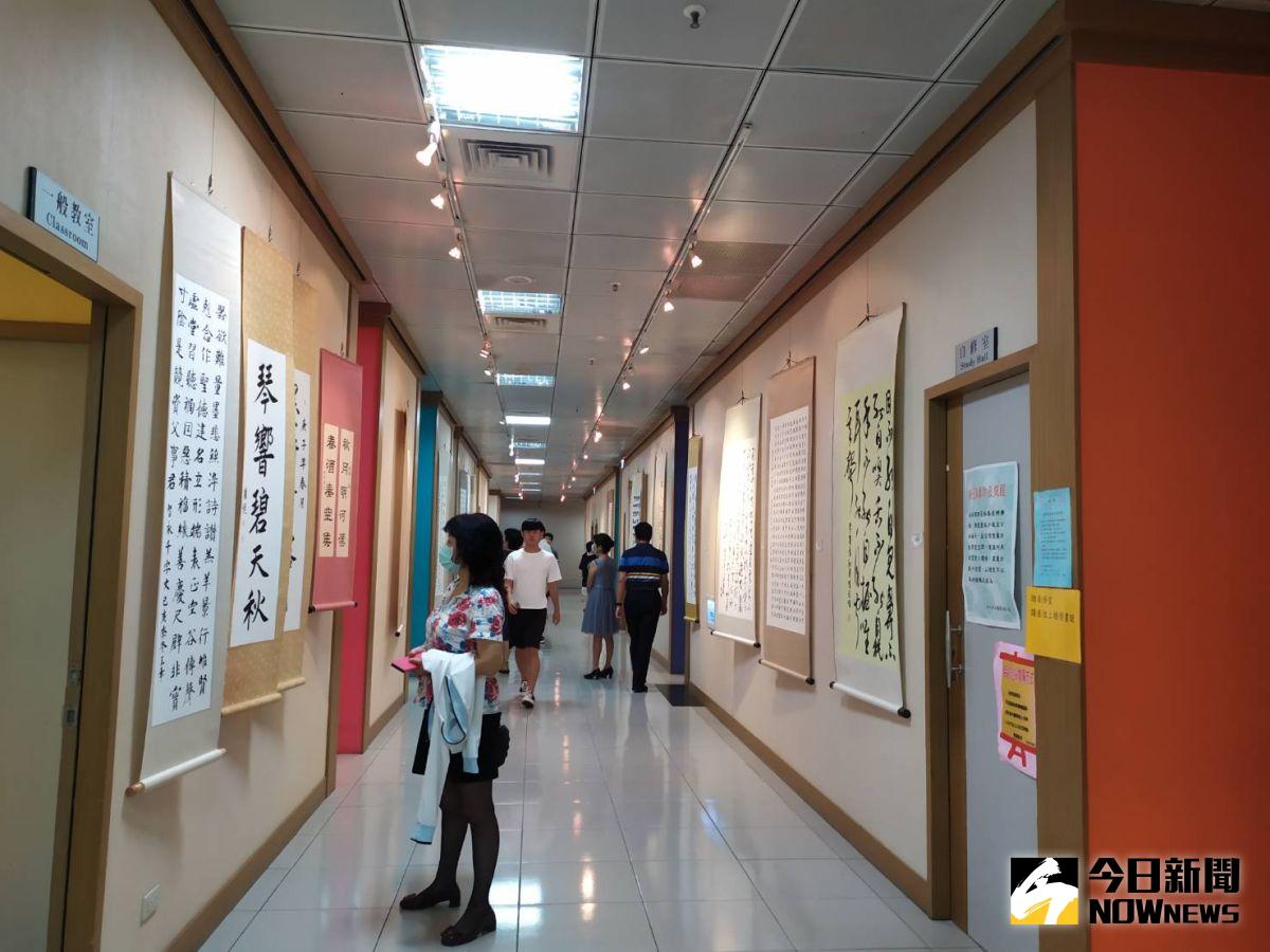 ▲彰化縣逸晉書道學會學習書法源追晉朝，在彰化市婦女學苑舉行會員聯展，展出至28日。（圖／記者葉靜美攝，2020.07.11）