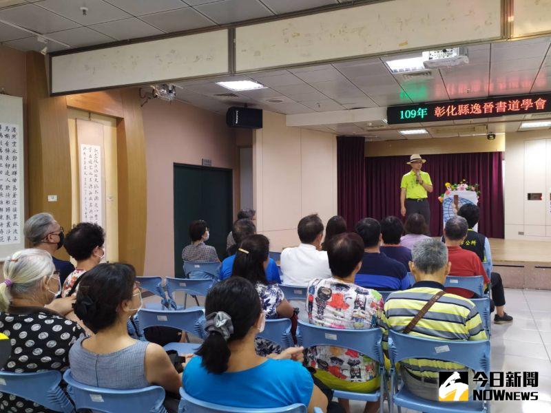 ▲彰化市長林世賢開幕致詞時期許會員們,加強推廣書法的導讀與鑑賞,讓更多人懂得欣賞書法的藝術,同時鼓勵嘗試書法文創。(圖/記者葉靜美攝,2020.07.11)