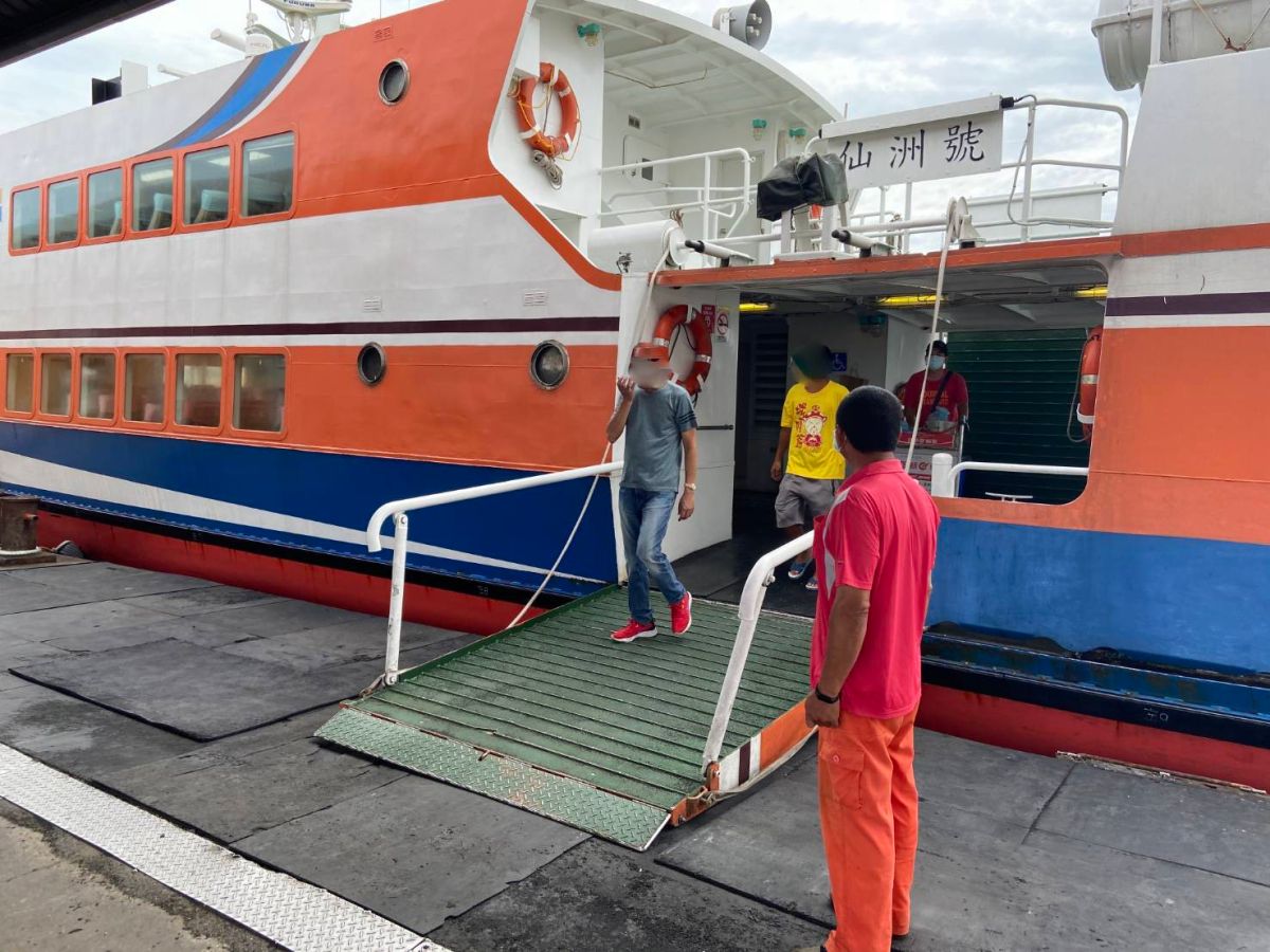 ▲大小金門交通船出現溜鳥俠，警方鎖定一男子帶回訊問。(圖/金門縣警局提供)