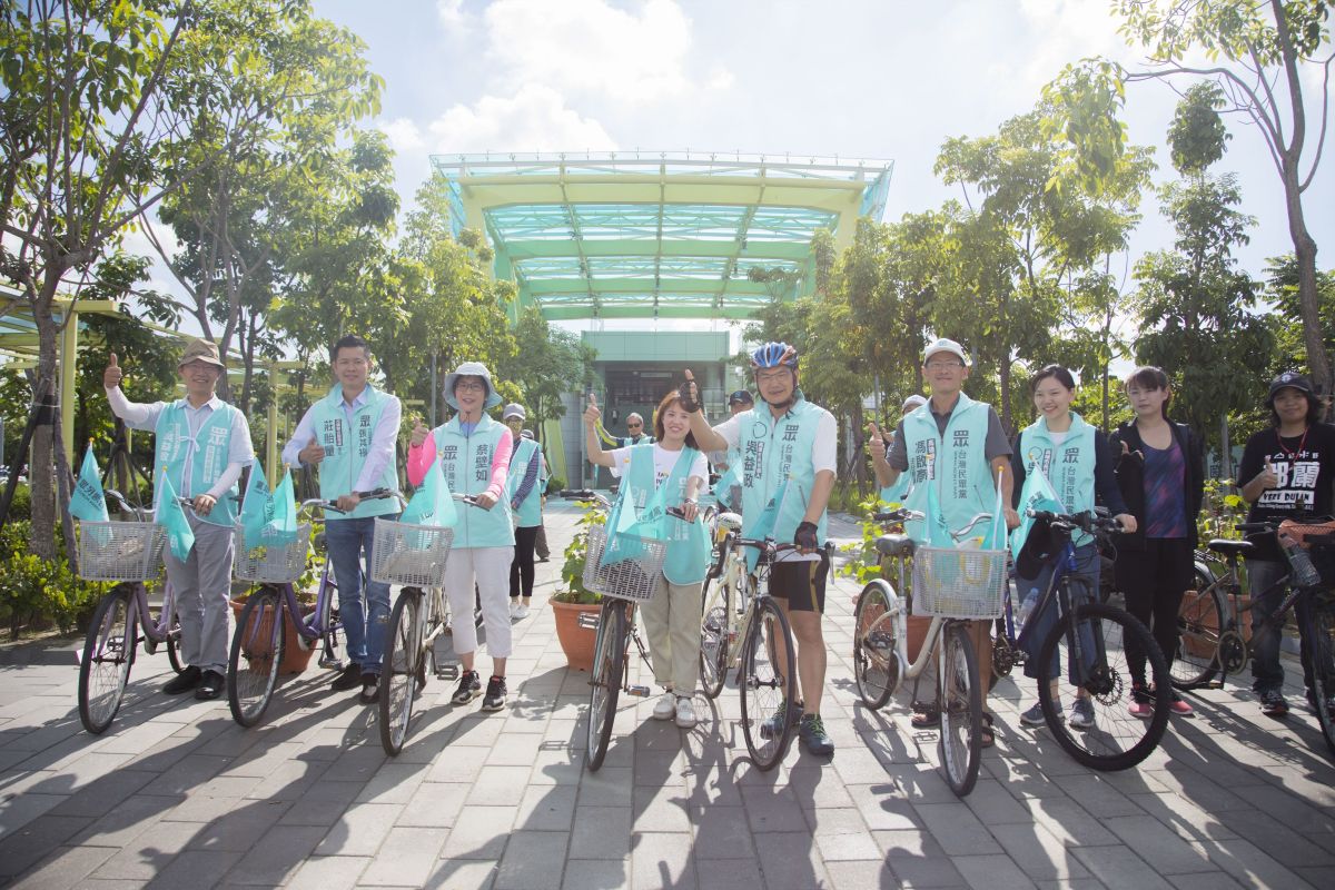 ▲吳益政團隊進行大眾騎自行車活動，立委蔡壁如也一起陪騎。（圖／吳益政市長競選辦公室提供）
