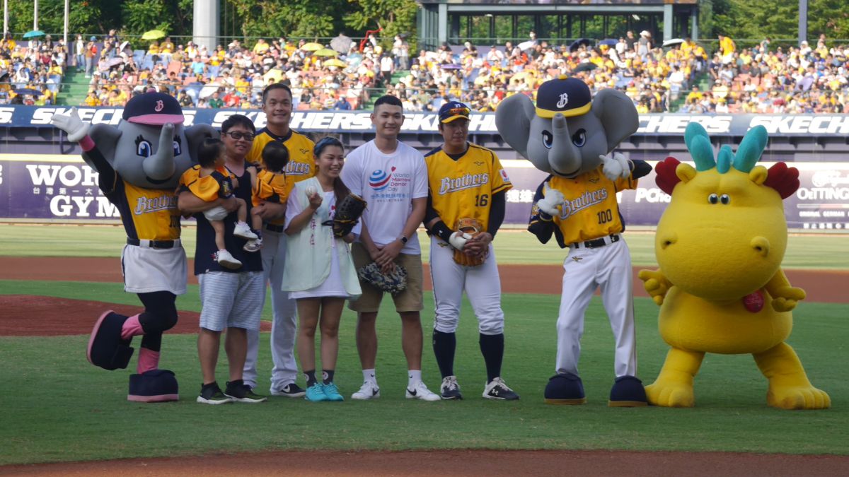 ▲慈濟骨髓幹細胞中心受捐者受髄者李捷宇（中）穿白衣者李亞倪（左三）（圖／吳政紘攝）