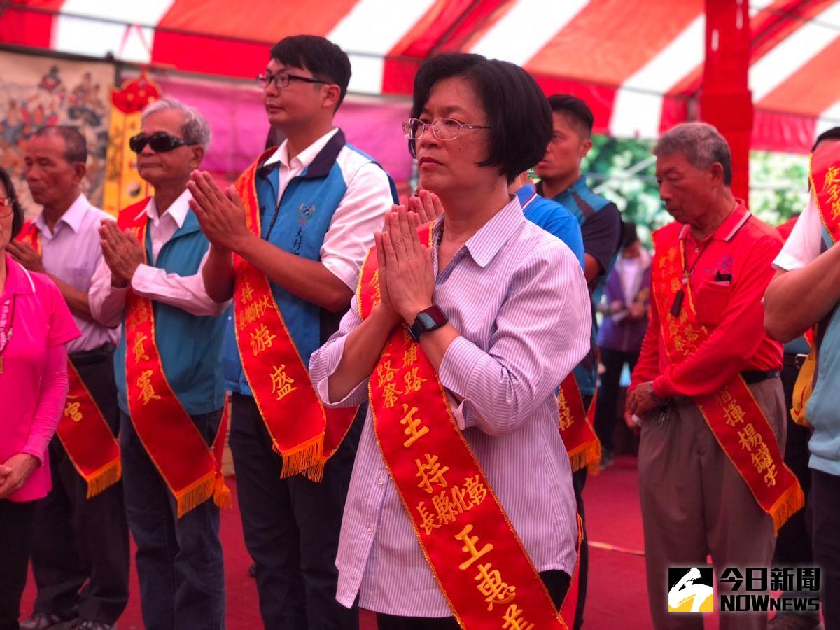 ▲員埔路祈安路祭普度法會，彰化縣長王惠美開香時呼籲，大家在行車時該減速時就要減速，才能行的安全。（圖／記者陳雅芳攝，2020.07.11）