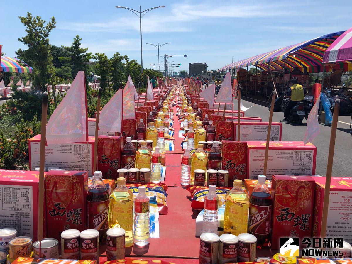 ▲每次去拜拜時，信徒總會準備各式各樣的供品來祭拜，但你看過有人拿衣服、甜甜圈當供品嗎？（圖／NOWnews資料照片）