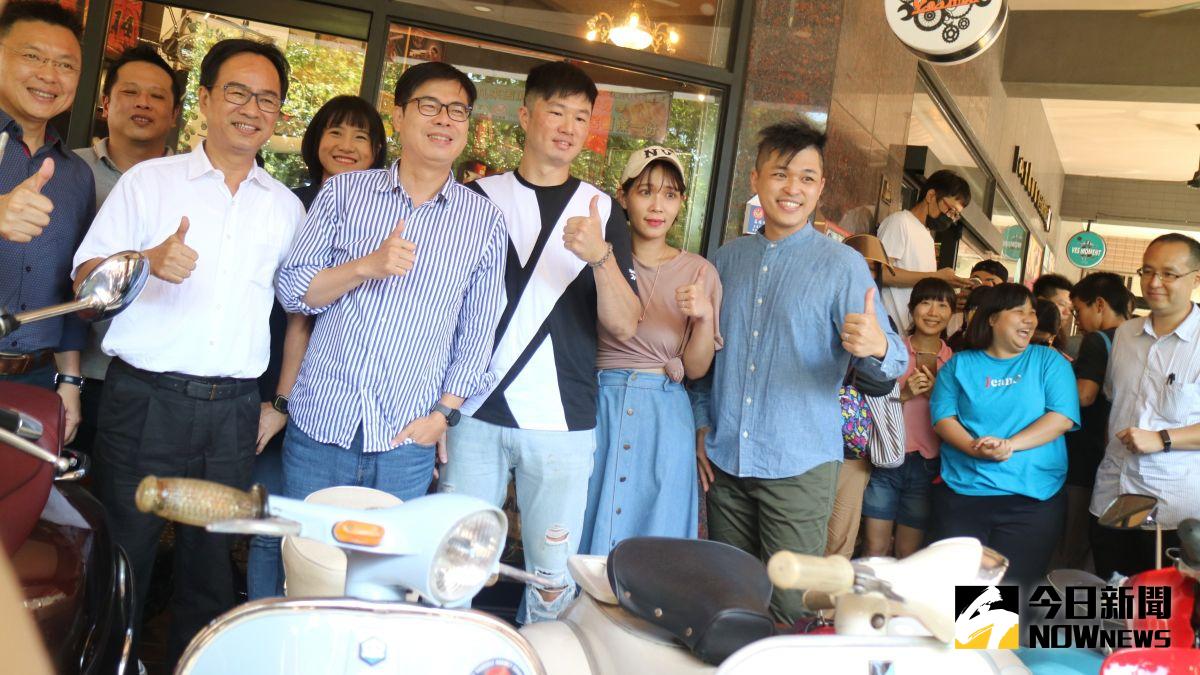 ▲民進黨高雄市長參選人陳其邁在偉士牌特色餐廳「偉士貓們」舉辦高雄特色創業青年分享會。（圖／記者鄭婷襄攝，2020.07.11）