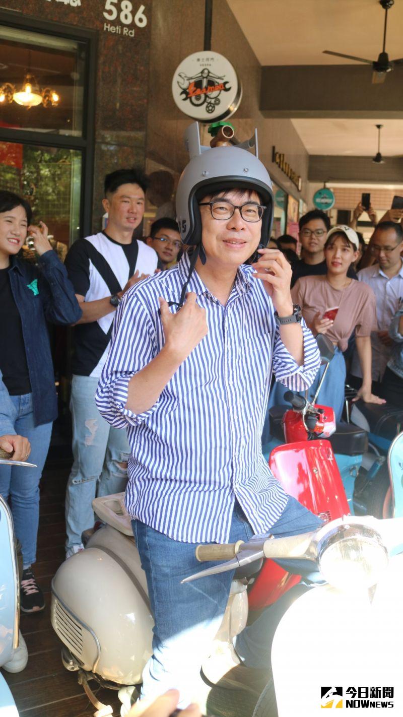 ▲陳其邁戴上瓦斯筒造型的安全帽,騎偉士牌上路,重溫年輕時光。(圖/記者鄭婷襄攝,2020.07.11)