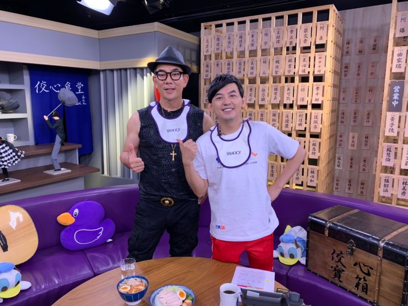 ▲任賢齊(左)和黃子佼開心暢聊。(圖/Yahoo