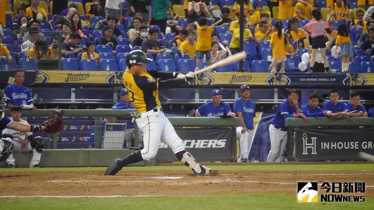 ▲江坤宇開轟。（圖／吳政紘攝）