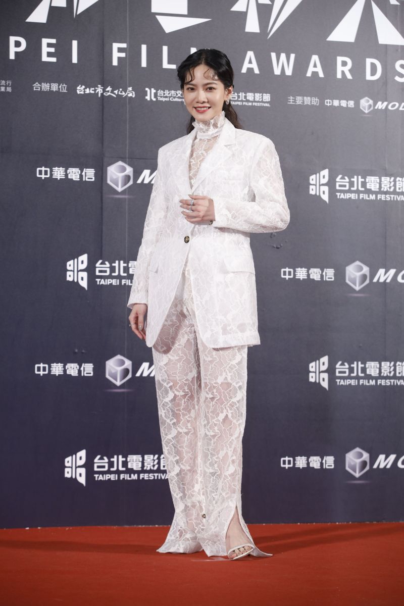 ▲曾之喬整體以白色蕾絲為主的造型看起來相當唯美。(圖/記者林調遜攝)