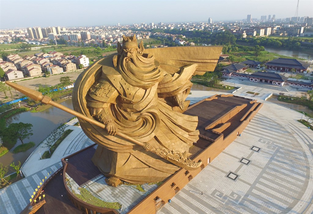 ▲中國湖北荊州一座號稱「全球最大」的關公青銅雕像遭踢爆是違章建築。（圖／翻攝自荊州古城歷史文化旅遊區官方網站）