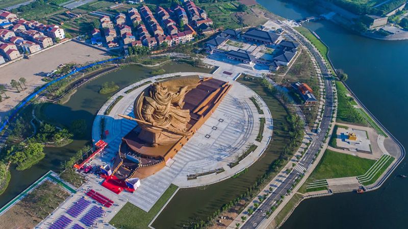 ▲中國湖北荊州一座號稱「全球最大」的關公青銅雕像遭踢爆是違章建築。（圖／翻攝自