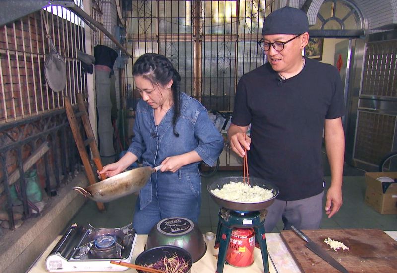 ▲詹姆士、傅昭蓉(左)在粉絲家煮菜。(圖/八大第1台)