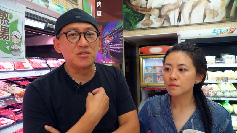 ▲詹姆士、傅昭蓉(右)討論要煮什麼料理。(圖/八大第1台)