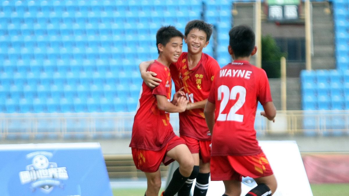 ▲「第一屆國民小學世界盃全國足球賽」，台中清水國小蔡鎰澤(左一)演出帽子戲法幫助球隊逆轉勝。（圖／迷你足球協會提供）