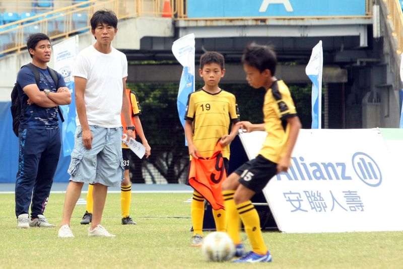 ▲「第一屆國民小學世界盃全國足球賽」,北市士東國小教練王吉成(左二)。(圖/迷你足球協會提供)