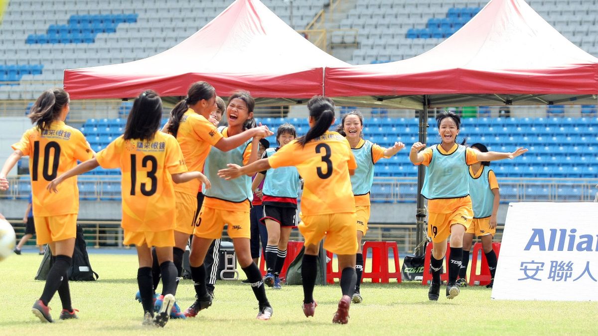 ▲「第一屆國民小學世界盃全國足球賽」，新北蘆洲國小逆轉擊敗對手後全隊欣喜若狂相擁慶賀。（圖／迷你足球協會提供）