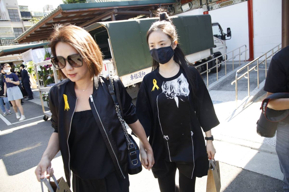 ▲六月（左）、林依晨現身楊冠玉告別式。（圖 / 記者林敬原攝）