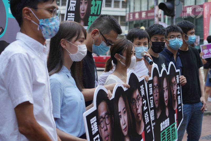 ▲黃之鋒等人在初選時站街。（圖／翻攝自《香港