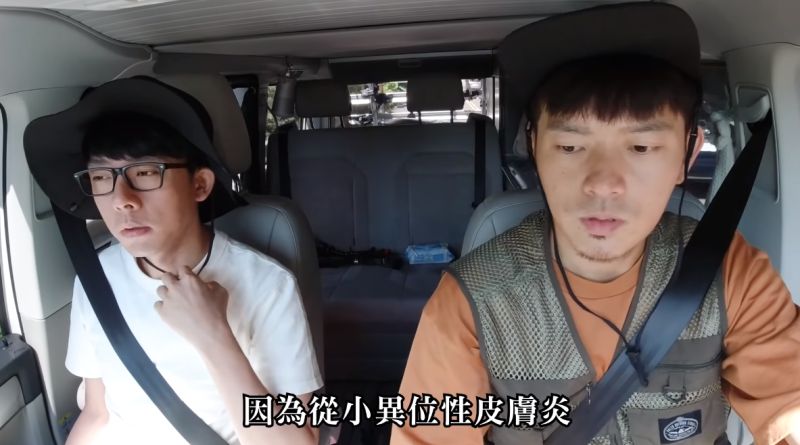 ▲阿滴解釋從小有異位性皮膚炎,即便現在狀況獲控制,但還是避免曬太陽。(圖/)