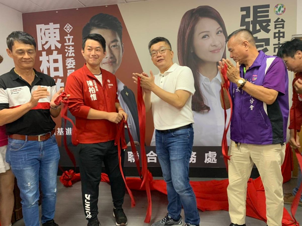 ▲立委陳柏惟與市議員張家銨龍井服務處開幕，吸引許多支持者到場，立法院副院長蔡其昌到場祝賀。(圖／柳榮俊攝2020.7.12)