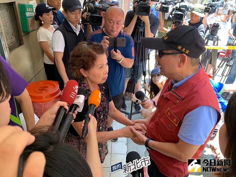 ▲受災戶攔路向新北市長侯友宜陳情，市長則是回應一定會協助民眾向建商討公道。(圖/記者康子仁攝)