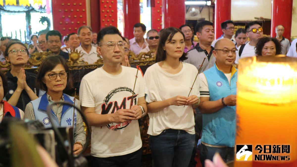▲國民黨主席江啟臣、競總副主委暨高雄市議長參選人曾麗燕、競總副總幹事暨立法委員吳怡玎、立法委員陳以信、洪孟楷與多名議員，陪同黨提名的高雄市長李眉蓁到玉皇宮參拜。（圖／記者鄭婷襄攝，2020.07.12）