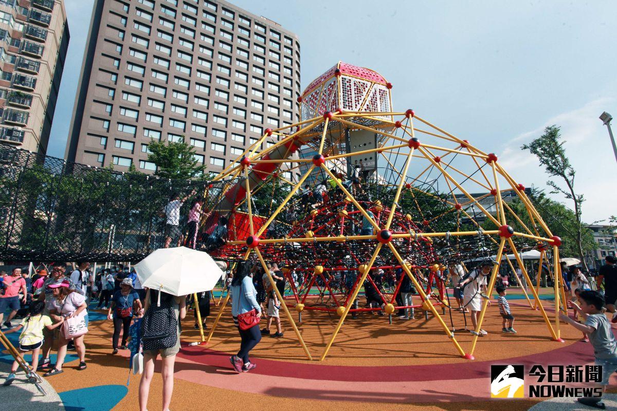 ▲台茂將原本佔地5500坪的公園綠地，規劃「共融式兒童遊戲場」、「戶外籃球場」、「直排輪場」、「圓形廣場」、「賞花步道」5大主題區，全部免費開放使用。（圖／記者李春台攝, 2020.07.11）