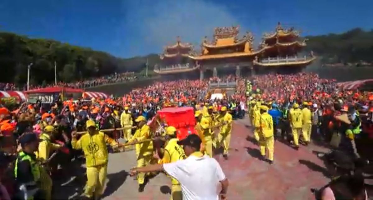 ▲粉紅超跑駐駕通霄慈后宮，明日七點起駕。（圖／翻攝自白沙屯媽祖網路電視台）