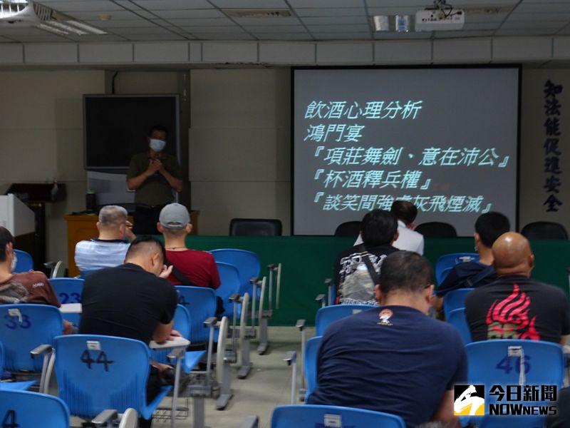 ▲彰化監理站呼籲,酒駕遭吊銷駕照,車要裝酒精鎖、人要自費上酒駕防制教育、要參加道安講習才能重考駕照。(圖/記者陳雅芳攝,2020.07.12)