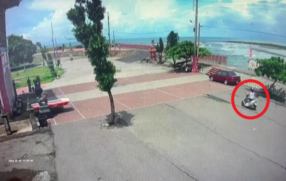 ▲從監視器看到吳女往出海口堤防方向騎去。（圖／記者陳聖璋翻攝）