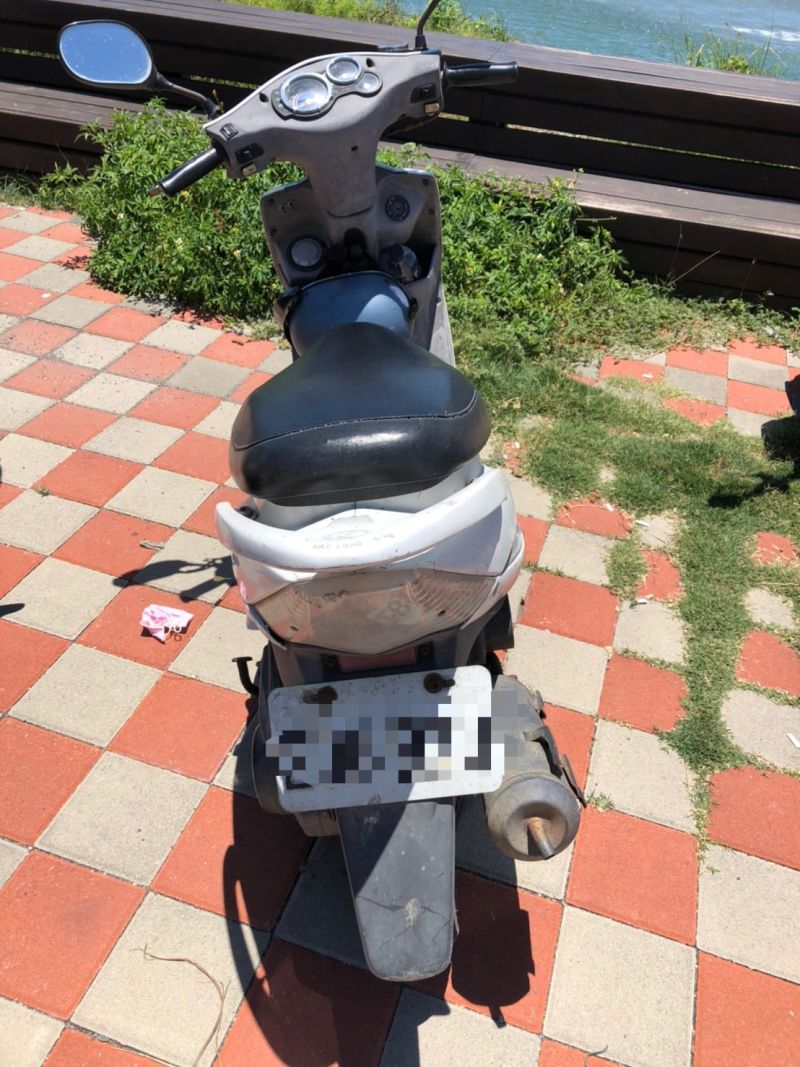 ▲在鹿耳門溪出海口堤防尋獲王女的機車。(圖/記者陳聖璋翻攝)