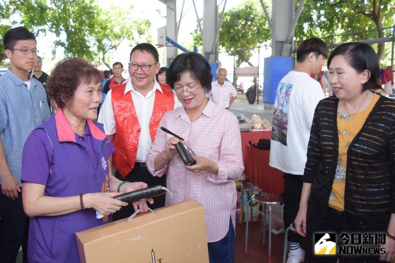 ▲彰化縣長王惠美現場為民眾提供的義賣品叫賣。(圖/記者陳雅芳攝,2020.07.12)