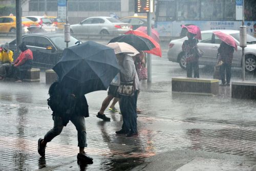 快訊／東北季風挾雨彈！5縣市「豪大雨特報」續發　一路下到明早
