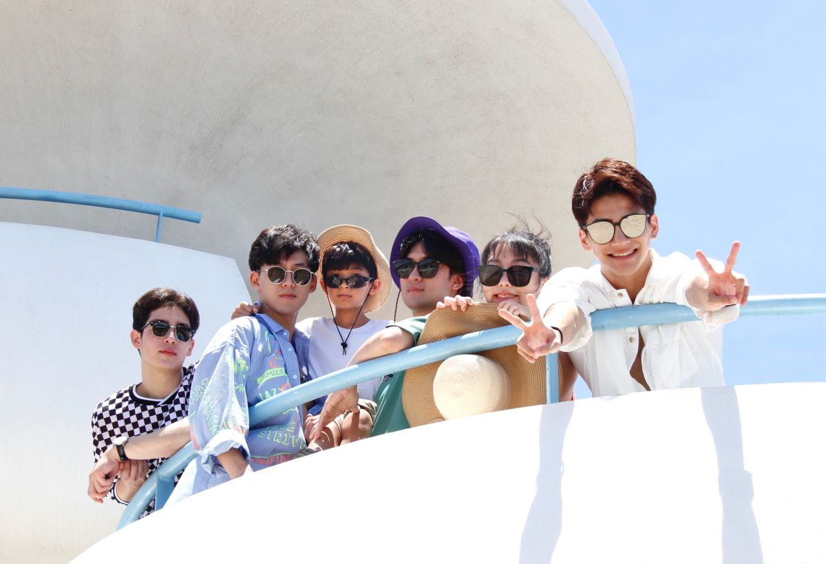 ▲沈建宏（右三）帶師弟妹出遊。（圖 / 達騰娛樂提供）