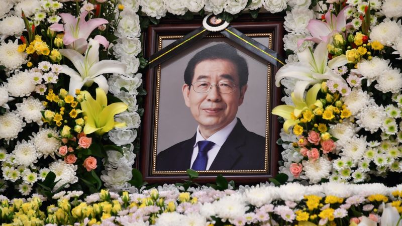 ▲首爾市府在「無罪推定」的原則下為朴元淳舉行葬禮,引起民眾兩極評論。(圖/美聯社/達志影像)