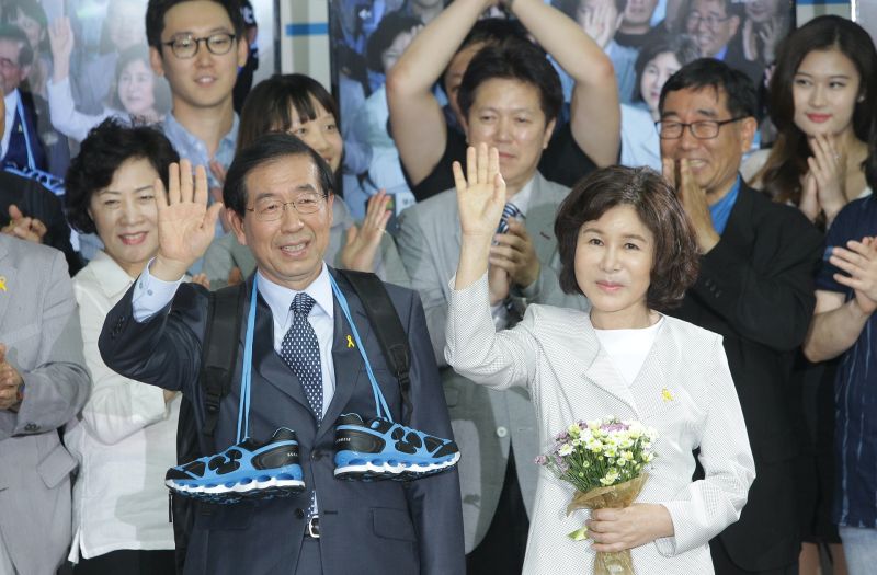 ▲朴元淳市長及夫人,在成功連任市長時感謝支持者。(圖/翻攝自