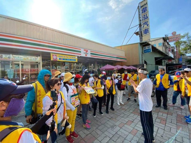 ▲「鳳山清捷隊」今在過埤大掃街，希望徵求更多民眾支持（圖/取自鳳山清捷隊臉書）